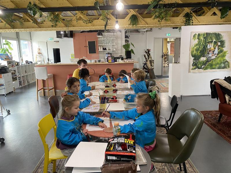 Enfants engagés dans l’observation et la création artistique, stimulant les arts visuels.